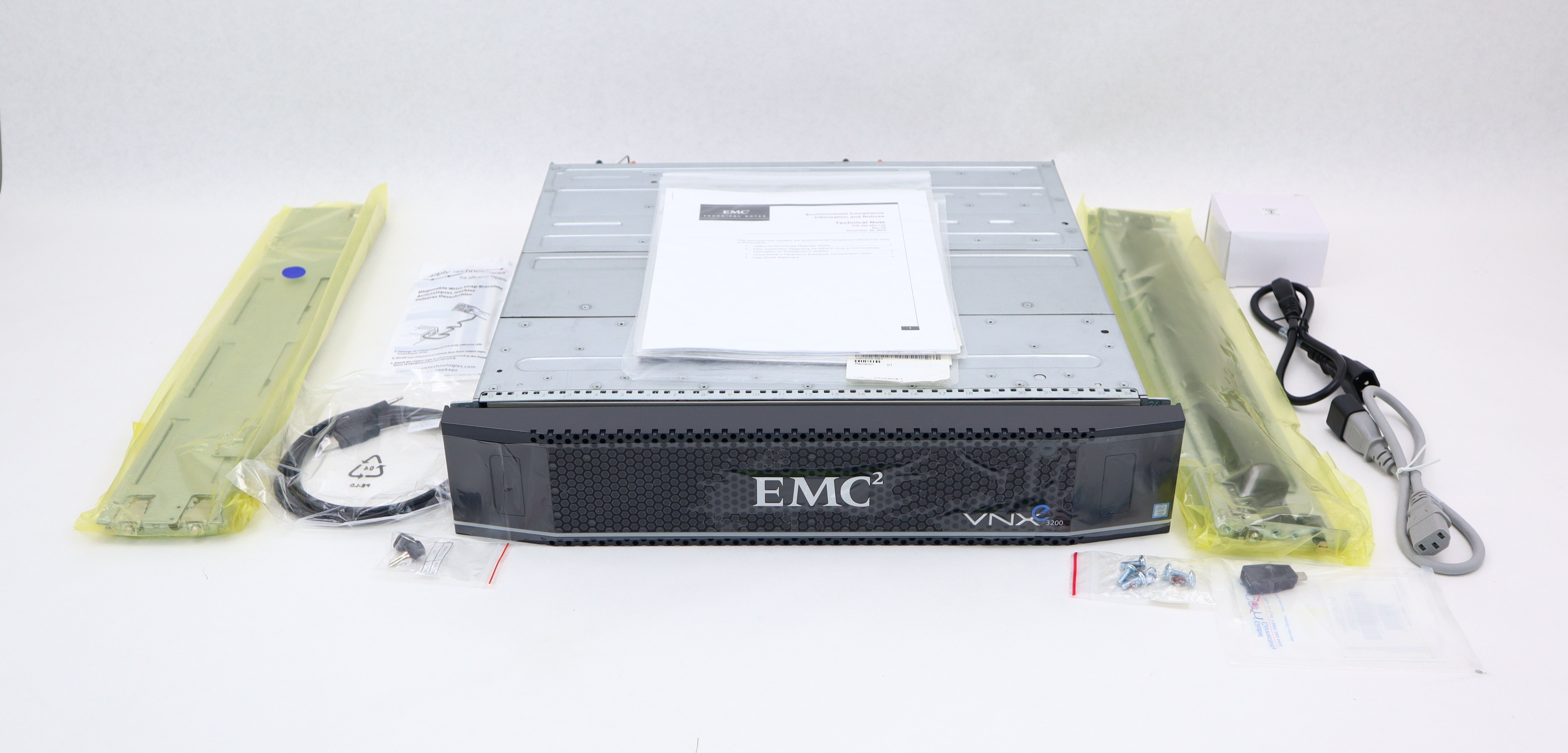 EMC VNXe3200 Drive Array 2x Controller Module 32GB RAM 8x 200GB SSD 900-541-009