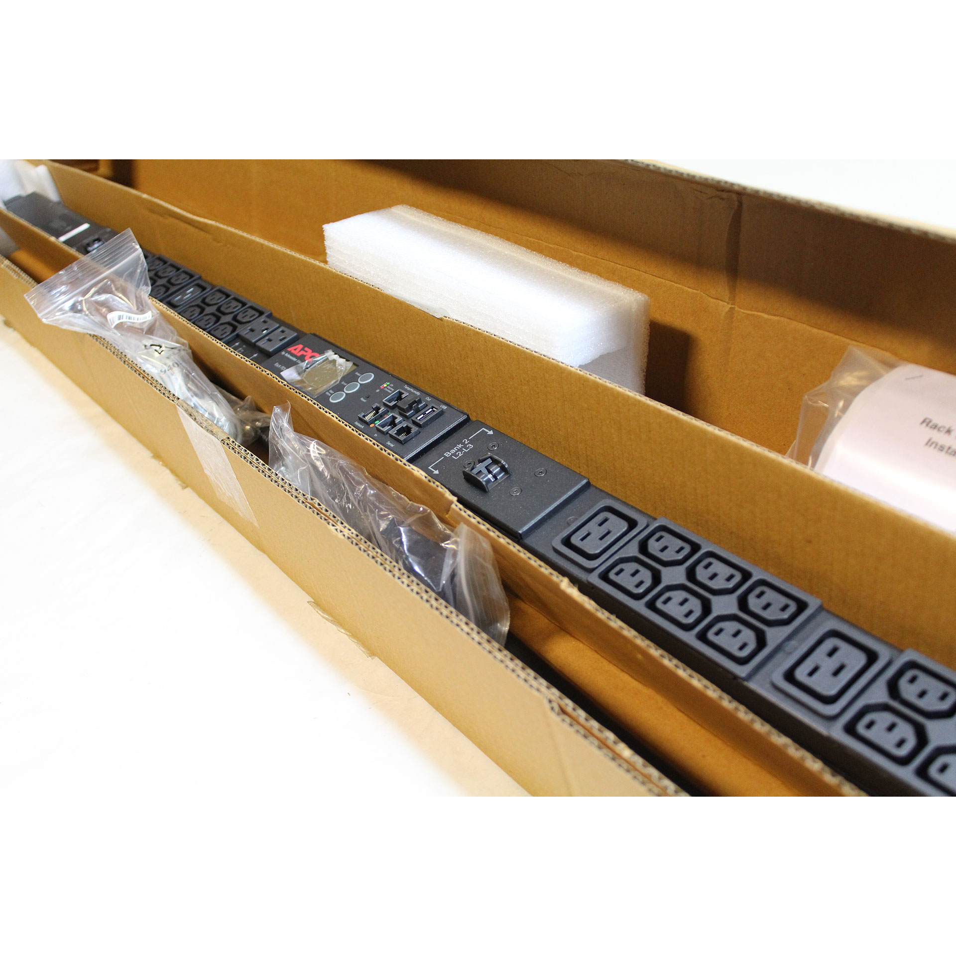 APC Metered Rack PDU AP8865 8.6 kW 208 V NEMA L21-30 44 Outputs - Click Image to Close