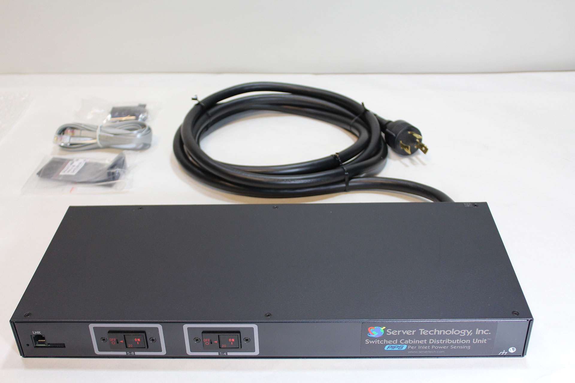 SERVER TECHNOLOGY Switched PDU CW-8H1B413 1.9kW-2.8kW (8) 5-20R