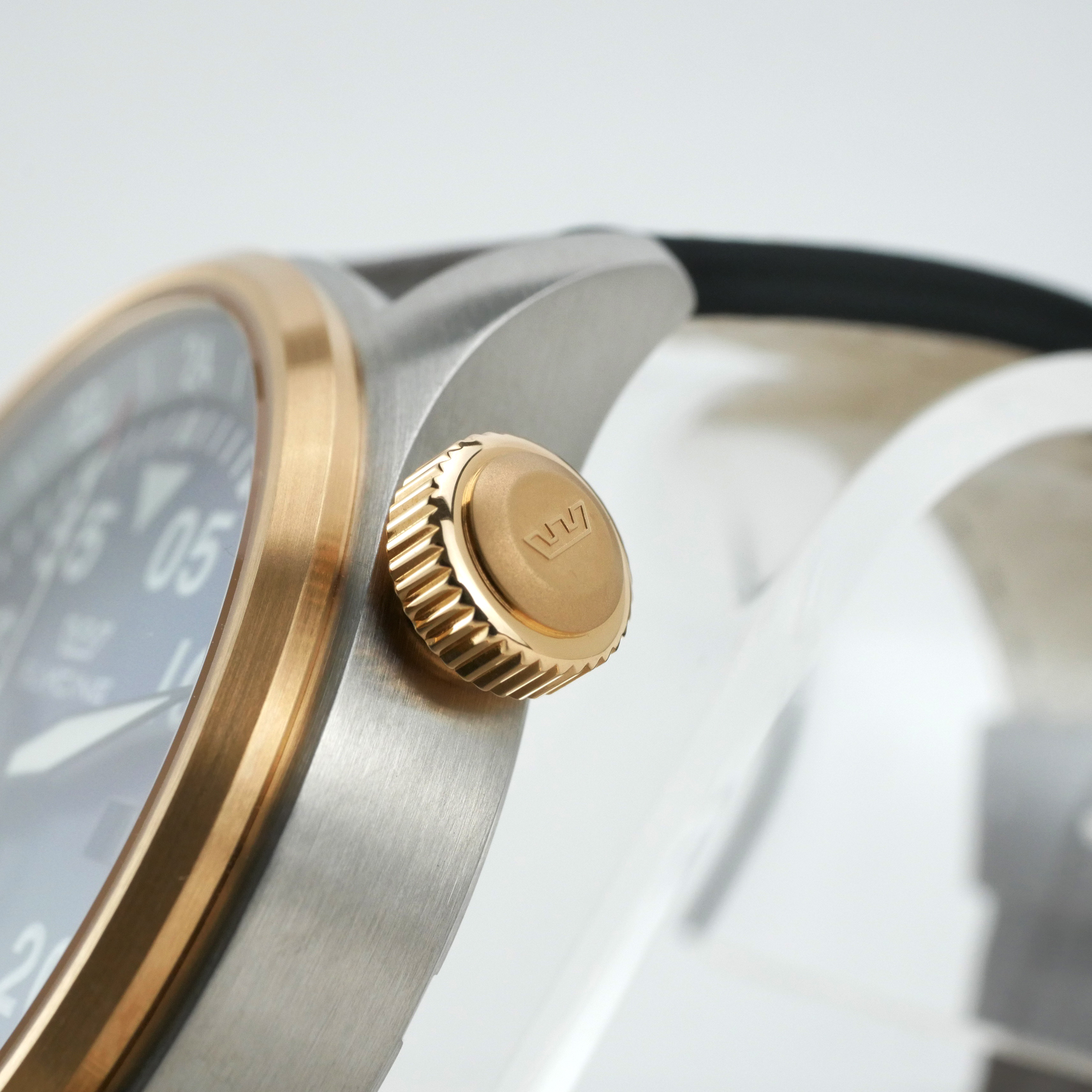 Glycine Airpilot GMT Swiss Men's Watch Blue Dial / Leather Strap GL0352