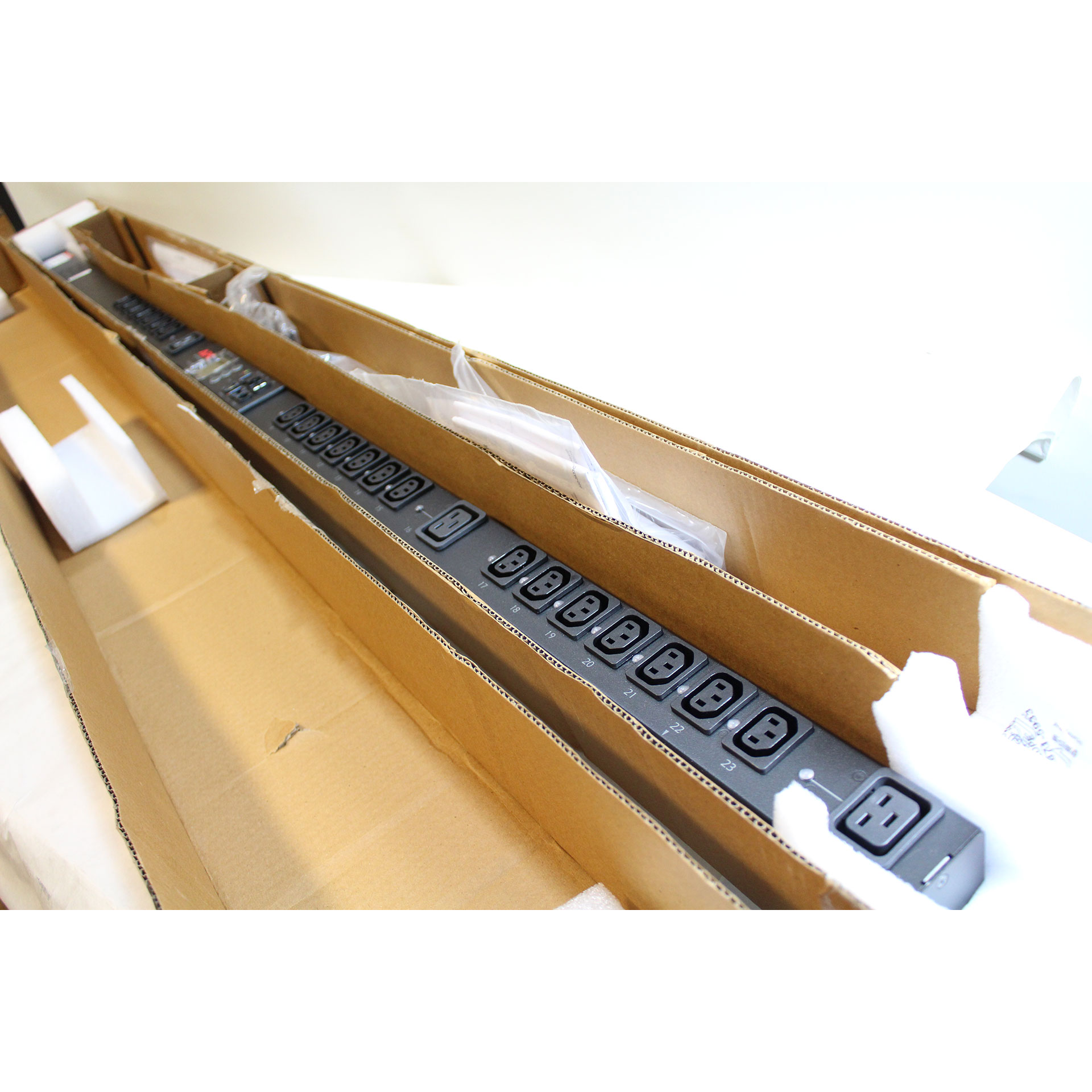 APC Switched Rack Managemend AP8959 24-Outlets PDU 200/208/230V