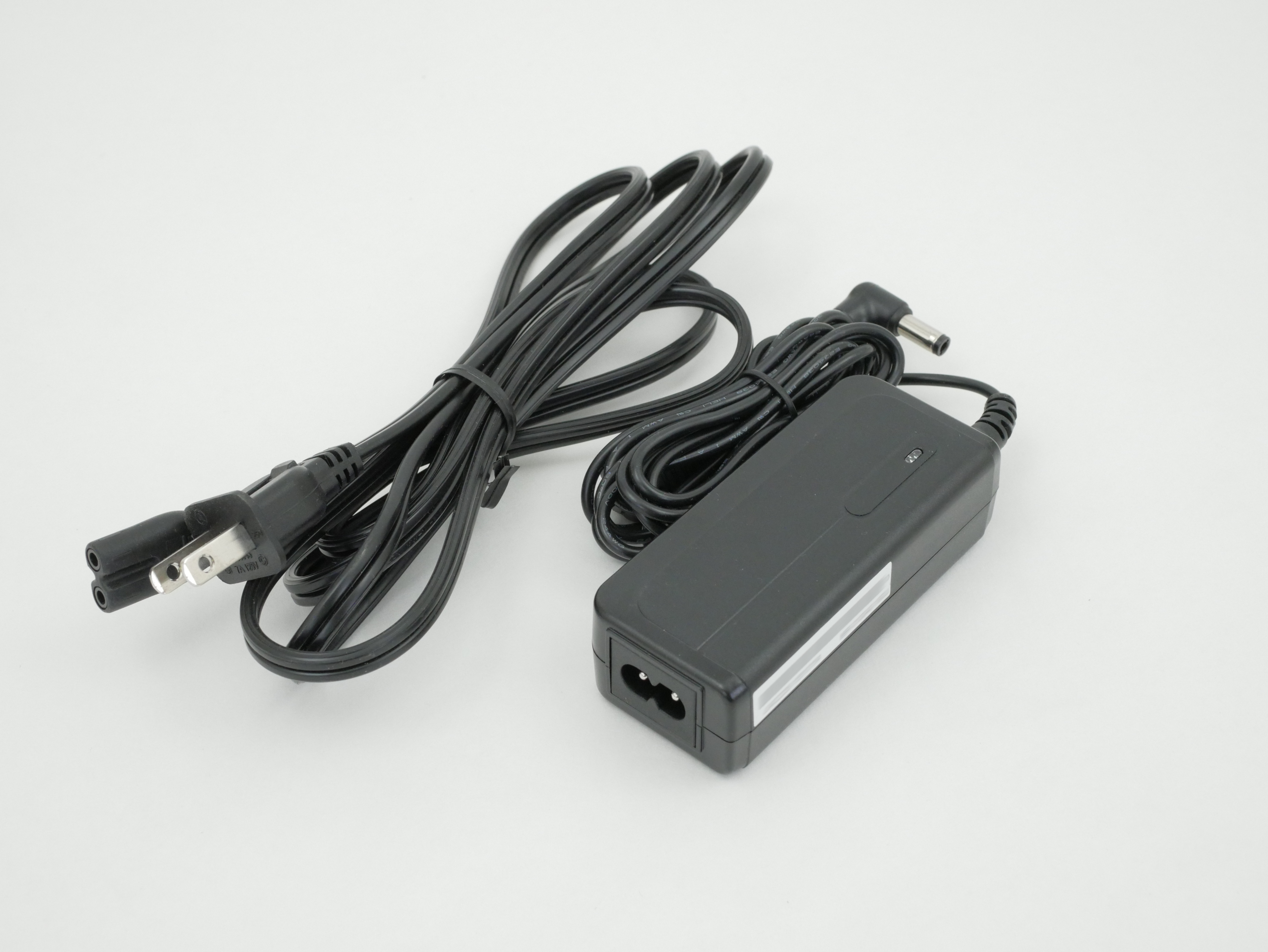 APD Adaptrer Input 100-240V 50-60Hz 1A Output 19V 2.1A 40W DA-40B19